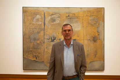 Toni Tàpies, el hijo del artista, con la obra 'Gran pintura'.