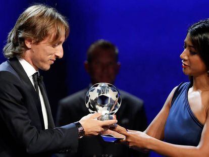 Modric recibe el premio al mejor jugador de la temporada 2017/2018.