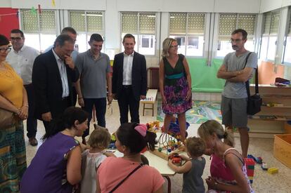 El secretario autonómico de Educación, Miguel Soler, en el inicio del curso en una escuela infantil pública de dos años de Xirivella.