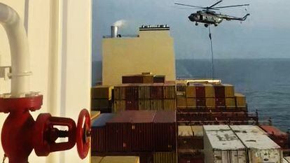Captura de vídeo que muestra el abordaje del barco desde un helicóptero, este sábado en el estrecho de Ormuz.