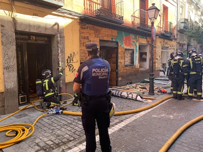 Bomberos y policía, en el lugar del suceso, el número 28 de la calle de San Vicente Ferrer.