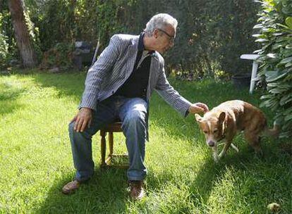 Millás, fotografiado ayer en el jardín de su casa en compañía de su perro <i>Jack.</i>