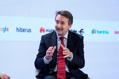 El consejero delegado de Repsol, Josu Jon Imaz, ha hecho hoy una encendida defensa de una transición energética moderada, ajena a ideologías y revoluciones, y que defienda el tejido industrial y su capacidad para crear empleo de calidad. “Necesitamos transición y no revolución energética".