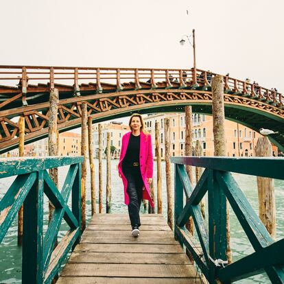 La escritora Eva García Sáenz de Urturi ha situado en Venecia su nueva novela, El ángel de la ciudad. La autora vitoriana, en el puente de la Academia. 