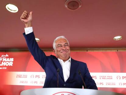 El líder del Partido Socialista, Antonio Costa, celebra los resultados electorales