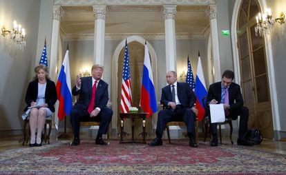 Donald Trump y Vladímir Putin, en la cumbre de Helsinki flanqueados por los traductores.