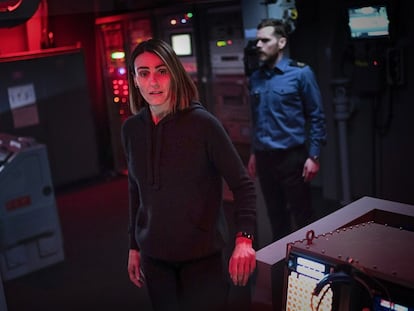 Suranne Jones y Shaun Evans en una de las primeras escenas de la serie en el submarino 'Vigil'.