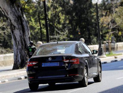 Un vehículo VTC circula por las calles de Valencia.