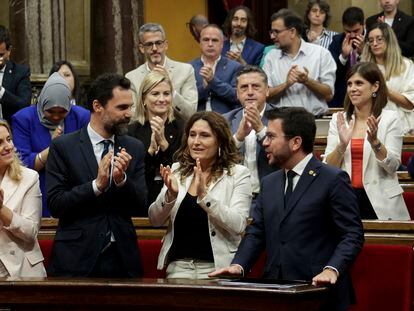 El presidente de la Generalitat, Pere Aragonès, recibe el aplauso de sus compañeros de partido tras su intervención inicial en el debate de política general en el Parlament . EFE/Quique García