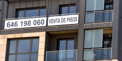 Un cartel anuncia la venta de pisos.