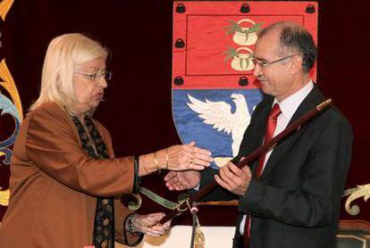 Cándido Reguera Díaz recibe el bastón de mando de manos de la concejal presidente de la mesa de edad, Lolina Cuevelo.