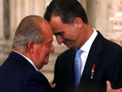 El rey Felipe VI junto al rey emérito en una ceremonia de 2018. 
 