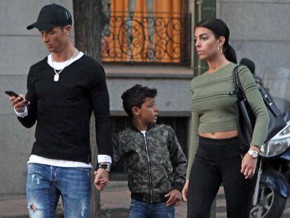 Cristiano Ronaldo, con su hijo, y su novia.