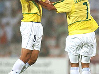 Dudu y Daniel Carvalho celebran un gol ante Japón.