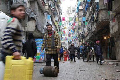 Vecinos de Alepo se aprovisionan el pasado jueves de v&iacute;veres.