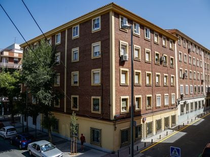 Fachada de ladrillo en un edificio en Madrid. 