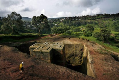 Vista de San Jorge en Lalibela (Etiopía), una de la docena de iglesias cavadas en la roca y la más reciente, de principios del siglo XIII.