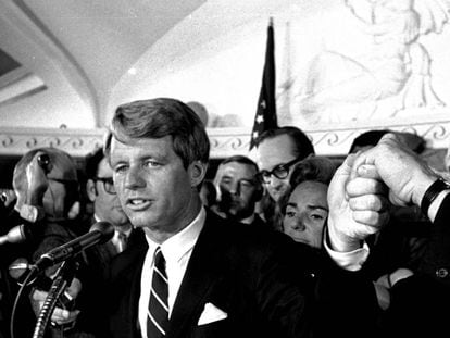 El senador Robert F. Kennedy da una rueda de prensa en un hotel en Los Ángeles en julio 1968, poco antes de su muerte.