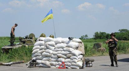 Fuerzas ucranias en un control en la regi&oacute;n separatista de Donetsk. 
