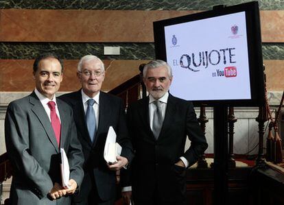 El director general de Google para España, Javier Rodríguez Zapatero, el director de la RAE, Víctor García de la Concha, y el académico Darío Villanueva, en la presentación de 'El Quijote' en youtube.