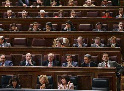 Miembros del Gobierno y de la oposición, tras la votación en el Congreso.