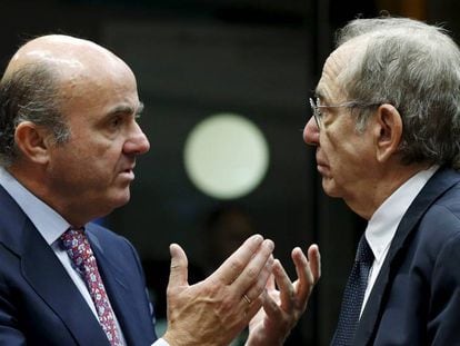 El ministro espa&ntilde;ol de Econom&iacute;a, Luis de Guindos, con el ministro de Finanzas italiano, Pier Carlo Padoan