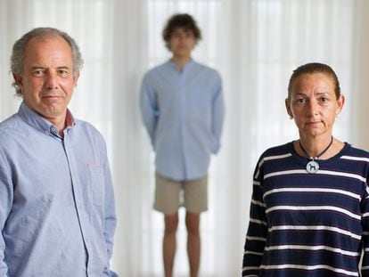 Félix Barragán y Ana Gonzalo, con su hijo Javier, de 16 años, en su casa de la sierra madrileña.