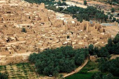 El distrito de At Turaif en ad Dir'iyá, en Arabia Saudí, está ubicado al noroeste de Riad, albergó la primera capital de la dinastía saudí. Fundado en el siglo XV, contiene testimonios del estilo arquitectónico najdi, característico del centro de la península Arábiga. El sitio inscrito incluye los vestigios de numerosos palacios y un conjunto urbano construido en los confines del oasis de ad Diriyá.