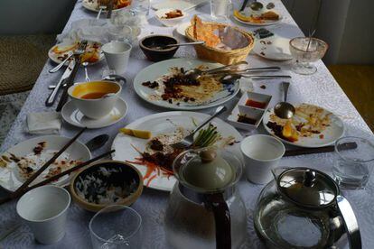 Restos tras un almuerzo con comida china.