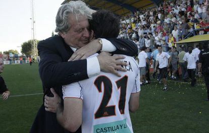 D'Alessandro, el entrenador, se abraza a Goikoetxea tras conseguir la permanencia en 2010.