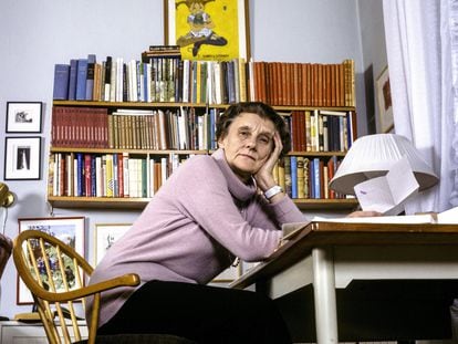 La escritora Astrid Lindgren, en 1978, en el piso de Estocolmo en el que residió durante seis décadas.