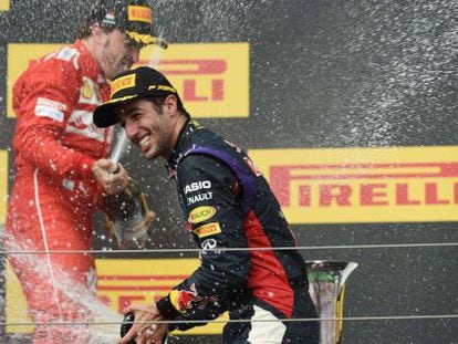Ricciardo celebra su victoria en Hungr&iacute;a junto a Alonso, segundo.