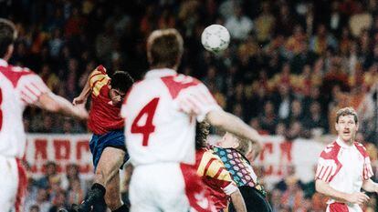 Hierro marca de cabeza el gol ante Dinamarca que dio a España el pase al Mundial de Estados Unidos 94.