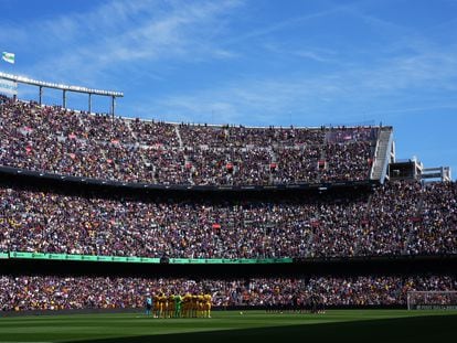 La grada del Camp Nou antes del partido de la Liga entre el Barcelona y el Atlético de Madrid, el domingo.