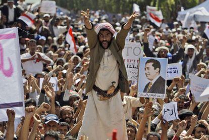 Una multitud de manifestantes exige al presidente Saleh que abandone el poder, ayer en Saná.