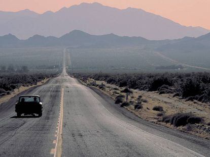 El protagonista de la novel&middot;la empr&egrave;n un viatge per carretera als EUA. 