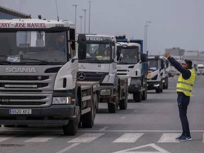 Profesionales del transporte protestan por los precios de los carburantes,  este viernes en el Polígono Industrial La Isla, Sevilla.