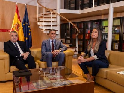 Pedro Sánchez y Santos Cerdá (PSOE) junto a la portavoz de Junts, Míriam Nogueras.