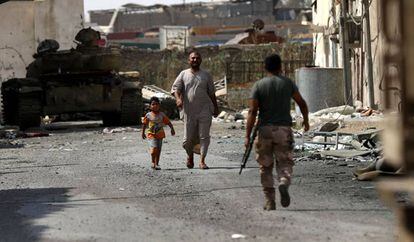 Un miembro de las fuerzas iraqu&iacute;es patrulla una calle en Mosul el jueves. 