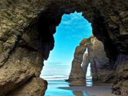 Vista de formaciones rocosas en la playa Las Catedrales, en Ribadeo, en la Galicia nororiental.