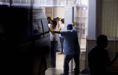 Treballadors forenses a l'hosptial d'Iguala, a Mèxic.