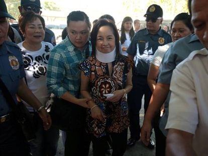 Gloria Arroyo, el pasado 9 de mayo, acudiendo a votar en las elecciones generales.