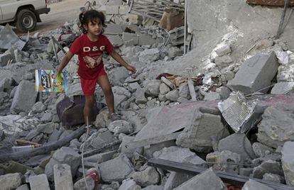 Eman al Masri, de 6 años, busca entre los escombros de su casa en Beit Hanun el 12 de agosto