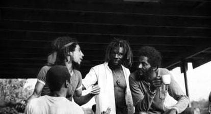 Bob Marley (a la izquierda) y el percusionista Alvin "Seeco" charlan con unos coleguitas después de jugar un partido de fútbol en Trenchtown, Kingston, Jamaica, en 1974.