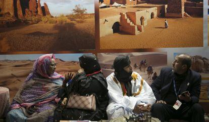 Varias personas charlan en uno de los estands del pabellón de África de Fitur.