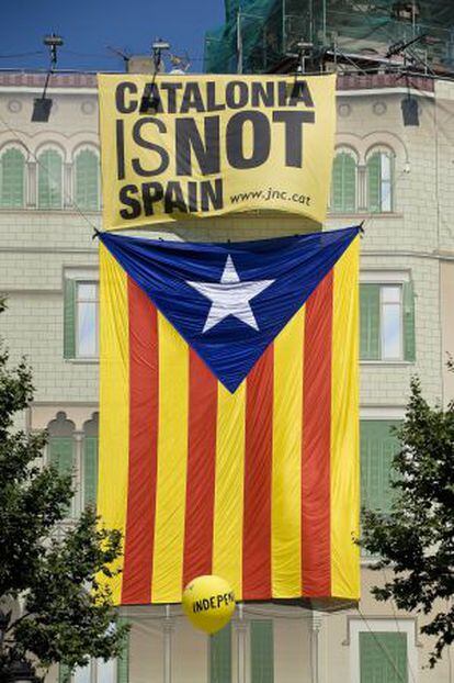 Una bandera y un cartel independentistas catalanes colgados en un edificio de Barcelona en 2010.