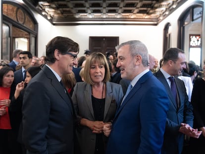 Salvador Illa (izquierda) conversa con el candidato del PSC a la alcaldía de Barcelona, Jaume Collboni, y la alcaldesa de L'Hospitalet, Núria Marín.