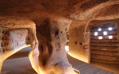 En la región también pueden realizarse excursiones a cuevas tan singulares como la de los Cien Pilares, en Arnedo.