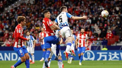 Suárez marca de cabeza el primer gol del Atlético ante la Real Sociedad.