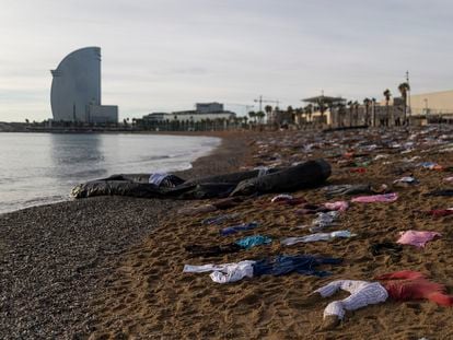 La ONG Open Arms transforma la playa de la Barceloneta en el escenario del naufragio de las más de 2.600 personas ahogadas en el mar Mediterráneo.